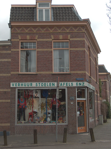 819641 Gezicht op het hoekpand Valkstraat 44 (Feestverhuurbedrijf Driehuis) te Utrecht; rechts de Adelaarstraat.N.B. ...